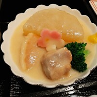 かんてきや 要 - ホロッと崩れるほど柔らかい豚肉に、ホクホクの大根やブロッコリーなど冬野菜が♪まろやかな甘さの白みそ仕立ての味噌煮込み