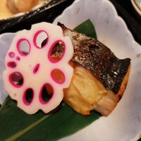 かんてきや 要 - 寒鰆のポテト包み焼きは、香ばしくしっとり焼いた寒鰆にゴロッとお芋の存在感が楽しめるポテトサラダを詰めて