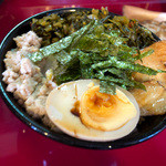 金の豚 - 白金セットの焼豚高菜ごはん。とても豪華なトッピングご飯。