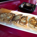 金の豚 - 白金セットの餃子。一口サイズでサッパリした味わい。