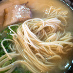 金の豚 - 茶濁した濃厚な醤油豚骨スープに極細麺。ボク的に最高の組みあわせ♪