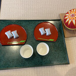 糸切餅 元祖莚寿堂本舗  - 2個100円税込　紙コップをつけてもらえたので店内で暖かいお茶と一緒にいただけました