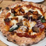 青いナポリ - スパイス香る豚バラ肉のトマト煮込みと揚げ茄子、トレビスのピッツァ マイアーレ レギュラーサイズ