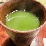 Yakitori No Chiyuubei - 「温かいお茶」と頼むとこれが来ます。