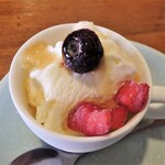 Kushi Tei To Kara - カチコチに凍ったブルーベリーと苺トッピングのバニラアイス蜂蜜掛け