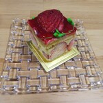 オーボンヴュータン - ヴァレ デ  フレーズ。甘さ  酸っぱさ  滑らかさ  香り……全てが主張するけど破綻してない見事なケーキ。