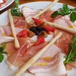 TRATTORIA La Wasabi - ピザ生地での手作りグリッシーニにパンチェッタ等巻いてパクり❗