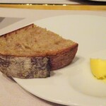 アルカナイズ - 夕食：パン（全粒粉のカンパーニュ）、みかんバター