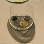 アルカナイズ - 夕食：フォアグラ パースニップ①（フォアグラを包んだラビオリにパースニップのコンソメを注ぐ前）