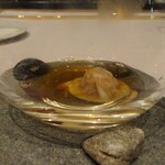 アルカナイズ - 夕食：フォアグラ パースニップ①（フォアグラを包んだラビオリにパースニップのコンソメを注いで）