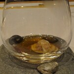 アルカナイズ - 夕食：フォアグラ パースニップ①（フォアグラを包んだラビオリにパースニップのコンソメを注いで）