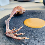 レヴォ - 【Levo鶏】
      ★ 特製鶏のモモ+ムネ肉の熊油 薪火焼き、マスタード添え