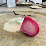 レヴォ - 【赤蕪】
      ★ 赤蕪の腐葉土蒸焼き、蕪葉と満寿泉の貴醸酒のソース