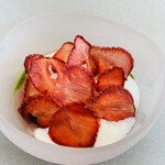 レヴォ - 【よつぼし苺】
      ★ ドライ苺、モッツァレラのムース、苺のソース、トマトのジュレ