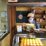 うれしいプリン屋さん マハカラ - とてもかわいいお店づくり。コケティッシュな女性店員さんに質問。うれしはずかし 「おすすめは？」