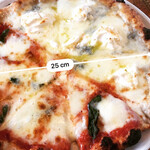 ピッツェリア パーレンテッシ - マルゲリータと色々チーズでハーフ&ハーフ 3190円