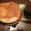 広進堂 - カマンベールチーズパン　丸くて平べったいミャ