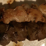 やきとり竜鳳 - 上　牛ホルモン(ギアラ)下　鶏レバー(タレ味)