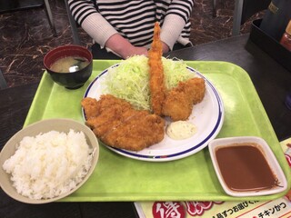 とんかつ大将 - 日替わり定食（とんかつ+白身フライ+えびフライ）