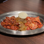 平和亭 - (左から)ハラミ 750円×2、イカ 550円×1、カルビ 1,100円×2