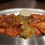 平和亭 - (左から)ハラミ 750円×2、イカ 550円×1、カルビ 1,100円×2