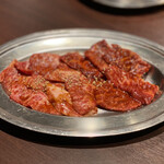 平和亭 - (左から)カルビ 1,100円×1、ハラミ 750円×1