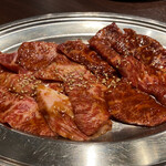 平和亭 - (左から)カルビ 1,100円×1、ハラミ 750円×1