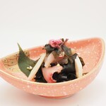 Sakana Robata Umiza - 桜鯛と生わかめの醤油和え(季節メニュー)