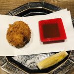 渋谷 三心 - 揚げ物、春キャベツと桜海老のコロッケ