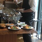 バンダラ ランカ - 内観　シェフが絶賛盛付中