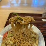 ぎょうざの満洲 - 麺リフト
