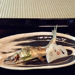 瓢亭 - 姥目樫の白炭を山形に積んで焼く