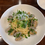 Gastropub THE TRAM - 熊本産あさり、松波キャベツ、青紫蘇、葱のパスタ スープ、フォカッチャ付きで990円