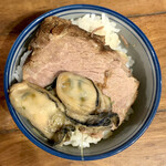 麺や 佐市 - 豚野郎ライス（自作）はなんと肩ロースと牡蠣！山海禁断の組み合わせで攻めるが、マッチ度は低く点数は低迷。スランプか。
