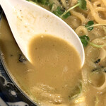 麺や 佐市 - 濃厚だがトロリとした牡蠣出汁スープ。ひとことで言うと「クリーミー」。塩味は控えめで甘みを感じる。