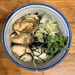 麺や 佐市 - 牡蠣めし　460円　牡蠣には味が付いておりごはんが進む。牡蠣出汁醤油か。牡蠣も柔らかい。