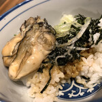 麺や 佐市 - 牡蠣めしは出汁醤油で濃厚な味付け。