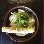 うどん屋 まつはま - 澄んだ出汁が美味い。麺はつるつるモチモチだ。冷かけ小＋ちくわ天ぷらで¥260です。