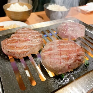 Yakiniku Ya Nikujiru Senta - 肉汁じゅわぁ～！旨みと肉汁が溢れ出す厚さ1.5センチに切り出した分厚い牛タン
