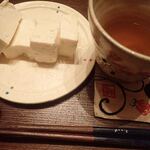 佐藤豆腐店 - 木綿豆腐を塩と油でいただきます。