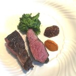 La Brianza - 熊本県産あか牛肩ロース炭火焼き菜の花タスマニア産粒マスタードロメスコ。貴重なあか牛ありがとうございます。やわらかながら噛み応えありしっとりジューシー程よいサシ、いつもの熟成牛とはひと味違うおいしさ♡