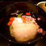 御料理 伊とう - ≪８月≫煮物椀。冷たい「新和出汁」の椀物。この出汁は、鰹節、お昆布は使わずに、「トマト、干しシイタケ、鶏肉」で引く新しい和出汁です。ヒンヤリと冷たく透明感があり、ツルツルとした魚素麺の上に鱧が椀種。