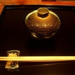 御料理 伊とう - ≪８月≫　煮物椀の器は、塗りではなく、見た目も涼しげな美しいガラス製でした。持った時にも冷たく、透明感のあるガラスのお椀は、涼感タップリでした。