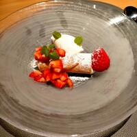 日本のイタリア料理店 sai - マスカルポーネのクリームを詰めたいちごのカンノーリ