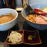 長男、もんたいちお - つけ麺 熱盛り 900円。