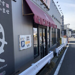 平塚漁港の食堂 - この直進って書いてある駐車場がわかりませんでした汗。