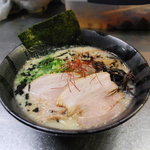 ラーメン限定家 - 塩味の効いたクリーミーなとんこつスープに背油がまろやかさを演出、香ばしい麻油が絶妙！