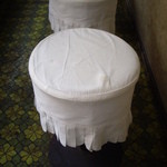 パン・アメリカンホットドッグコーナー - イマドキ珍しい白いクロスカバー掛けの丸スツール椅子