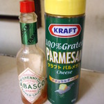 パン・アメリカンホットドッグコーナー - 昭和のナポリタンには欠かせません；タバスコと粉チーズ