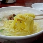 中華四川料理 天山 - 蘿蔔湯麺の麺